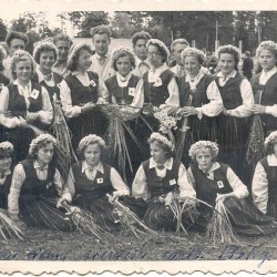 Fotogrāfijas no Blomes ciema deju kolektīva dalībnieka Jāņa Kopštāla albuma                               