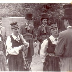 No Inetas Lezdiņas foto arhīva: Strenču jauniešu deju kolektīvs 1985. gada Dziesmu un deju svētkos Rīgā