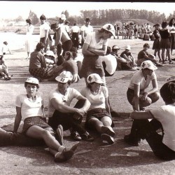 No Inetas Lezdiņas foto arhīva: Strenču jauniešu deju kolektīvs 1985. gada Dziesmu un deju svētkos Rīgā